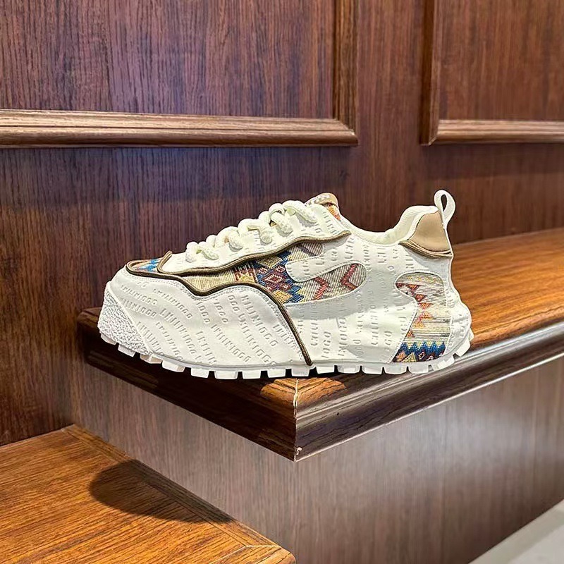 Scarpe da ginnastica robuste S - Interior Design Mockup recensione e prezzo
