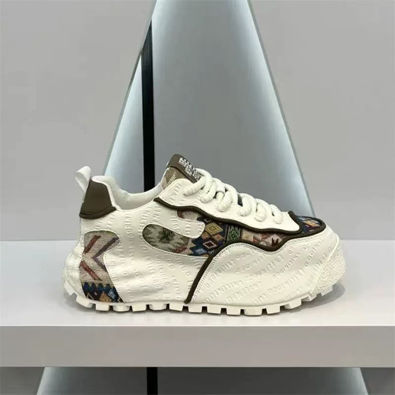 Scarpe da ginnastica robuste S - Interior Design Mockup recensione e prezzo